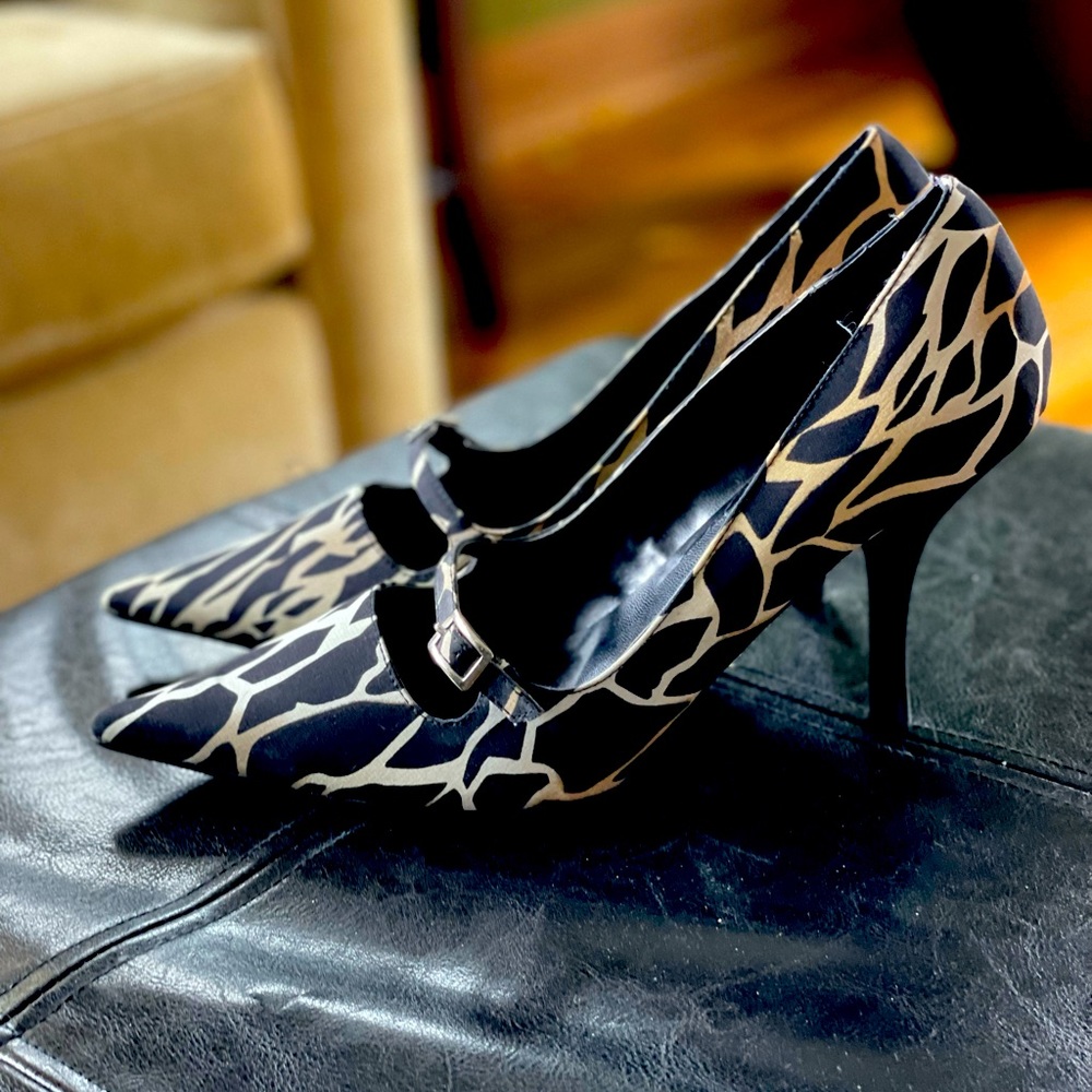 Chinese laundry pointed toe buckle detail heels
